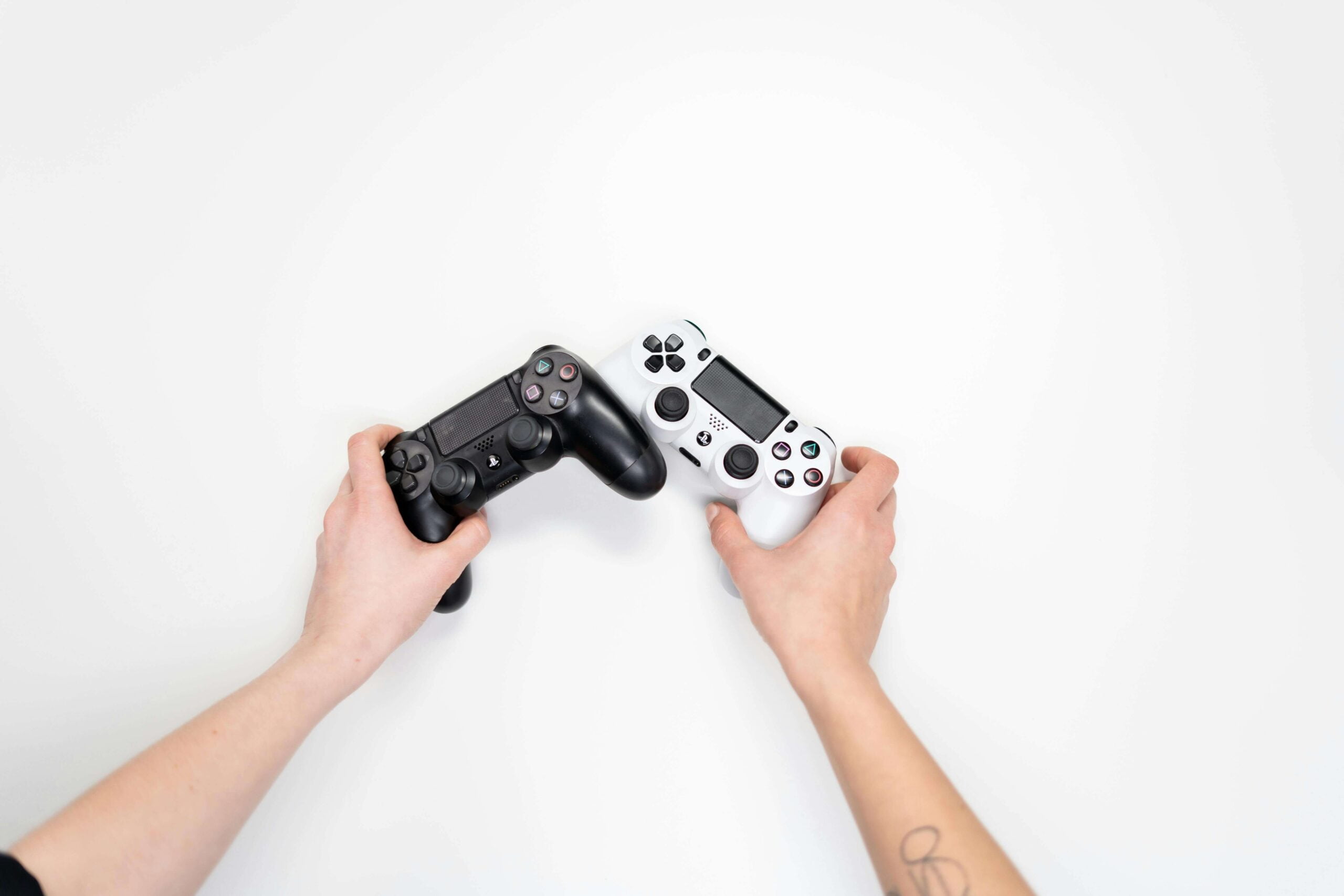 uma pessoa segurando dois controles de jogos