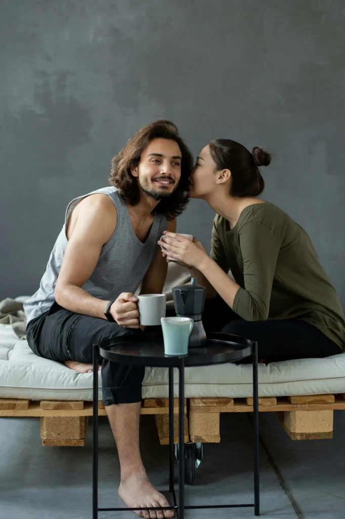 Sobre Bizu Aleatório Sobre um casal, a mulher cochicha no ouvido do homem