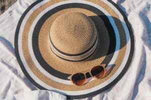 Chapeu com óculos -aplicar-protetor-solar
