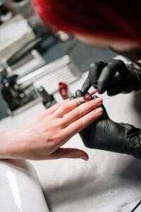 aplicação de esmaltes nas unhas